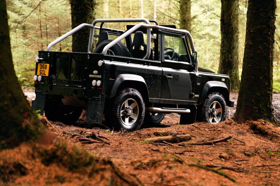  Land Rover Defender SVX 60th Anniversary Edition 2008 года  (фото 24 из 35)